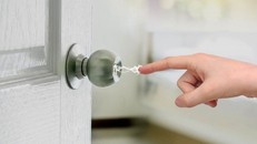 Sốc tĩnh điện là hiện tượng thường gặp vào mùa đông. (Ảnh: Busy).