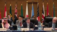 Ngoại trưởng Nhật Bản Toshimitsu Motegi (giữa) chủ trì hội nghị. (Ảnh: Đào Thanh Tùng/TTXVN)