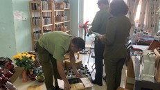 Các cán bộ đội Quản lý thị trường số 5 kiểm tra hàng hóa. Ảnh: QLTT.