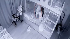 Hình ảnh bé gái 13 tháng tuổi bị bảo mẫu cầm chân dốc ngược - Ảnh cắt từ clip