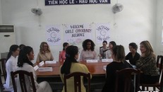  Bà Michelle Obama trong buổi làm việc tại Trường THPT Cần Giuộc.