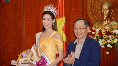 Ông Nguyễn Đắc Tài chúc mừng tân hoa hậu Hoàn vũ Việt Nam 2019.