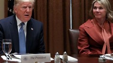 Tổng thống Donald Trump và Đại sứ Mỹ tại LHQ Kelly Craft tại bữa ăn trưa cho các đại sứ của Hội đồng Bảo an LHQ ở Nhà Trắng ngày 5-12-2019. Ảnh: REUTERS