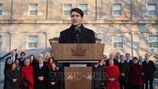 Thủ tướng Canada Justin Trudeau (phía trước) phát biểu sau lễ tuyên thệ nhậm chức của các thành viên nội các mới tại Ottawa ngày 20/11/2019. Ảnh: AFP/TTXVN