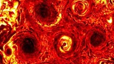 Cơn lốc xoáy đang hình thành có kích thước nhỏ hơn các cơn lốc xoáy khác trong cụm. (Ảnh: CNN).