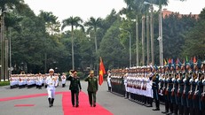 Thượng tướng Phan Văn Giang và Thống tướng Min Aung Hlaing duyệt Đội danh dự Quân đội nhân dân Việt Nam.