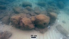 Dấu vết đổ nát của tường chắn sóng cổ đại. (Ảnh: Newsweek).