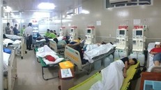 Học sinh nghi ngộ độc thực phẩm được cấp cứu tại Bệnh viện Quận 11 Thành phố Hồ Chí Minh. (Ảnh: TTXVN phát)