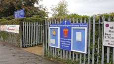 Nhiều phụ huynh chỉ trích quy định mới của trường. Ảnh: Express.