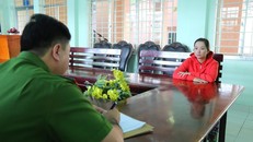 Công an tạm giữ người phụ nữ sau khi clip bạo hành bé trai lan truyền trên mạng xã hội. Ảnh: Thanh Kiều.