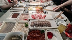 Dịch bệnh khiến nhiều nhà kinh doanh dịch vụ ăn uống thất thu. Ảnh: Bloomberg