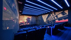  Nhiều khán giả lo ngại khi đến rạp chiếu phim. 