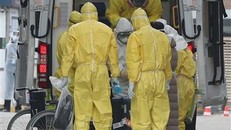 Nhân viên y tế Hàn Quốc chuyển một công dân trở về từ Vũ Hán (Trung Quốc) bị nhiễm virus corona chủng mới vào bệnh viện ở Seoul để điều trị. (Ảnh: Yonhap/TTXVN)