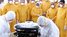 Bộ trưởng Bộ Y tế Ai Cập cùng một đội ngũ y tế tại sân bay Borg El Arab, chờ đợi những hành khách được sơ tán khỏi Vũ Hán, Trung Quốc. Ảnh minh họa: Reuters.