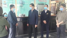 Bí thư Thành ủy Thành phố Hạ Long Vũ Văn Diện (người thứ 3 từ trái sang) kiểm tra công tác phòng chống dịch tại các điểm du lịch trên địa bàn