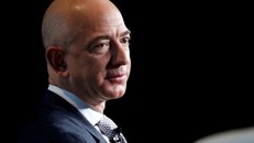 Tỷ phú Jeff Bezos, người sáng lập Amazon, mất hơn 4,8 tỷ USD trong một ngày vì COVID-19. Ảnh: Reuters