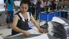 Trường hợp hợp đồng lao động hết hạn trong thời gian lao động nữ mang thai hoặc nuôi con dưới 12 tháng tuổi thì được ưu tiên giao kết hợp đồng lao động mới. Ảnh minh họa