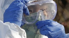 Một nhân viên y tế làm việc trong khu cách ly TP Daegu (Hàn Quốc) ngày 4-3. Ảnh: YONHAP