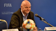 Chủ tịch FIFA Gianni Infantino nhấn mạnh: "Sức khỏe của mọi người quan trọng hơn nhiều so với bất kỳ trận đấu nào.