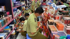 Đoàn liên ngành kiểm tra hàng hóa tại hệ thống Ansan Cosmetics. (Ảnh: PV/Vietnam+)