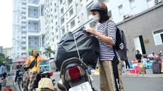 Sinh viên gấp rút dọn ra khỏi các khu vực ký túc xá để nhường chỗ cho các công tác chuẩn bị khu vực cách ky tập trung. (Ảnh: VOV)