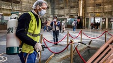 Phun khử độc tiêu trùng ở Ai Cập. Ảnh: Ahramonline. 