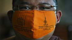 Khẩu trang từ nhựa tái chế do các sư thầy ở chùa Chak Daeng sản xuất. (Ảnh: AFP).