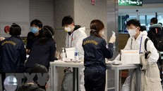 Nhân viên tiến hành công tác kiểm dịch đối với hành khách tại sân bay Incheon, phía tây thủ đô Seoul, Hàn Quốc, ngày 23/3/2020. (Nguồn: Yonhap/TTXVN)