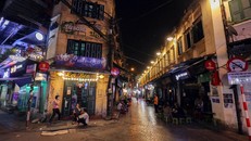 Hàng loạt cá nhân, hộ gia đình kinh doanh tại khu vực phố Tạ Hiện (Hoàn Kiếm) đóng cửa vì dịch Covid-19. Ảnh: Việt Linh.