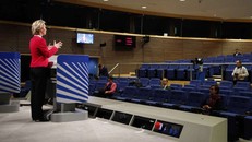 Chủ tịch Ủy ban châu Âu Ursula von der Leyen phát biểu tại cuộc họp báo "vắng tanh" giữa mùa dịch Covid-19. Ảnh: AP