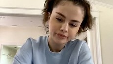 Selena Gomez chia sẻ với Miley Cyrus về sức khỏe tâm thần hiện tại.
