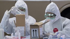 Nhân viên y tế làm việc tại một điểm xét nghiệm COVID-19 ở sân bay quốc tế Incheon, Hàn Quốc. (Ảnh: THX/TTXVN)