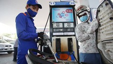 Giá xăng có thể tiếp tục giảm mạnh vào ngày mai với mức giảm tối đa từ 800 - 1.000 đồng một lít