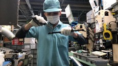 Thực tập sinh Việt Nam đang làm việc tại một nhà máy tại Nhật Bản. Ảnh: PHONG ĐIỀN