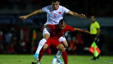 Đoàn Văn Hậu (áo trắng) và tuyển Việt Nam thắng 3-0 trước Indonesia ở trận lượt đi tại Bali. Ảnh: Minh Chiến.