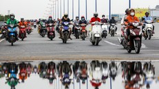 Người dân chạy trên cầu Sài Gòn hôm 13/4. Ảnh: Quỳnh Trần.