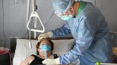 Nhân viên y tế điều trị cho bệnh nhân COVID-19 tại bệnh viện ở Rome, Italy ngày 8/4. Ảnh: AFP/TTXVN