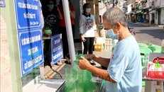 Điểm phát gạo miễn phí tự động tại phường Đức Nghĩa, thành phố Phan Thiết. Ảnh: Nguyễn Thanh/TTXVN