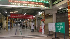 Tất cả bệnh nhân đến khám bệnh tại BV Bạch Mai đều phải thực hiện khai báo y tế. Ảnh: SK&ĐS