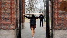 Nhiều sinh viên buộc phải dọn khỏi ký túc xá do dịch Covid-19. Ảnh: Reuters.