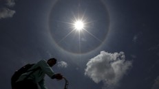 Mặt Trời hoạt động yếu hơn các ngôi sao khác lại là may mắn cho Trái Đất