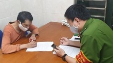 Công an làm việc với Nguyễn Hoài Nam. Ảnh: V.Tình.