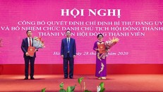 Phó Thống đốc Đào Minh Tú trao quyết định cho ông Phạm Đức Ấn và bà Đỗ Thị Nhàn.