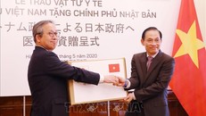 Thứ trưởng Bộ Ngoại giao Lê Hoài Trung trao cho Đại sứ Nhật Bản tại Việt Nam Yamada Takio tượng trưng vật tư y tế của Chính phủ Việt Nam hỗ trợ Chính phủ và nhân dân Nhật Bản phòng, chống dịch COVID-19. Ảnh: Lâm Khánh/TTXVN
