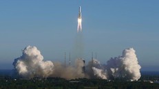 Tên lửa Long March 5B rời bệ phóng ở Wenchang, phía nam đảo Hải Nam, Trung Quốc