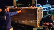 Lực lượng chức năng đưa số tang vật vừa bắt giữ về kho lưu của Cục Hải quan An Giang để phục vụ cho công tác điều tra. Ảnh: TTXVN phát