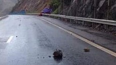 Hòn đá đường kính khoảng 30 cm rơi xuống cao tốc Hạ Long - Vân Đồn. Ảnh: Vietnam Finance.