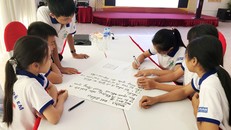 Tham gia thảo luận và giải quyết các tình huống với nội dung xung quanh 4 nhóm quyền của trẻ em. Ảnh: Hồ Cầu/TTXVN.