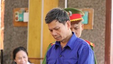 Bị cáo Lò Văn Huynh, nguyên Trưởng phòng Khảo thí và Quản lý chất lượng giáo dục, Sở Giáo dục và Đào tạo tại phiên tòa bị tuyên phạt tổng cộng 21 năm tù. (Ảnh: Hữu Quyết/TTXVN)