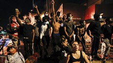 Biểu tình tại Minneapolis ngày 28/5. Ảnh: AP